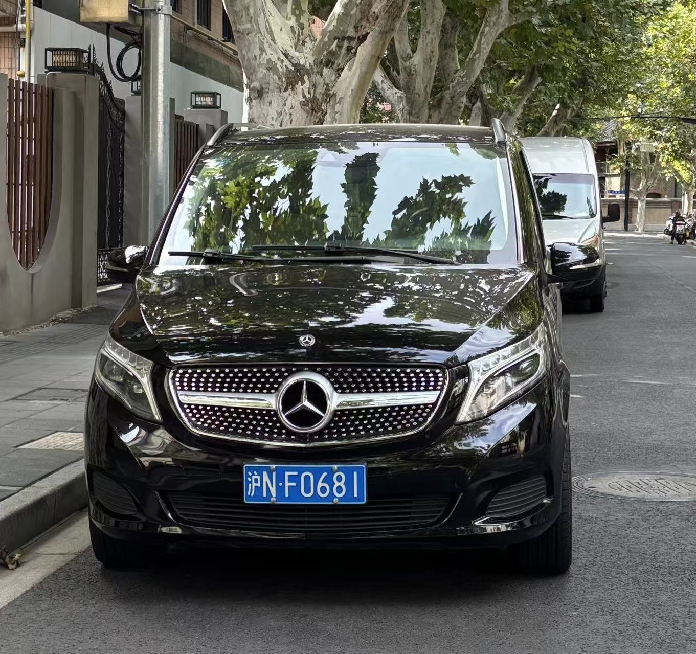 Mercedes V-Class front view in Shanghai